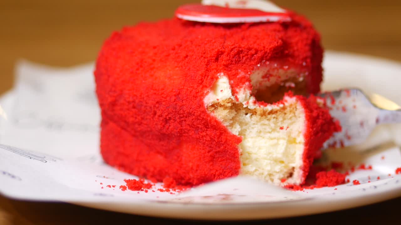 fetta di cheesecake di velluto rosso