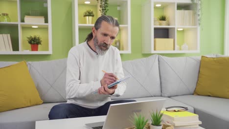 Reifer-Mann,-Der-Von-Zu-Hause-Aus-In-Einer-Videokonferenz-Vom-Laptop-Aus-Arbeitet.