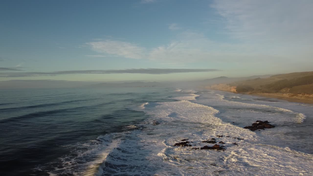 Tomada de drone do mar da Praia Estadual de Pescadero.