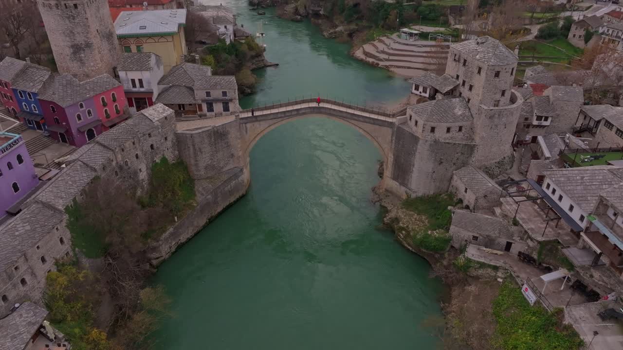 Panorama aéreo de Mostar bañado por el amanecer dorado, Bosnia
