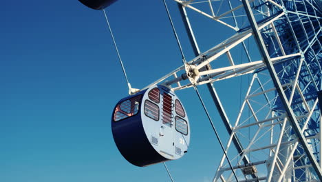 Blue-ferris-wheel-turning-on-a-sunny-day