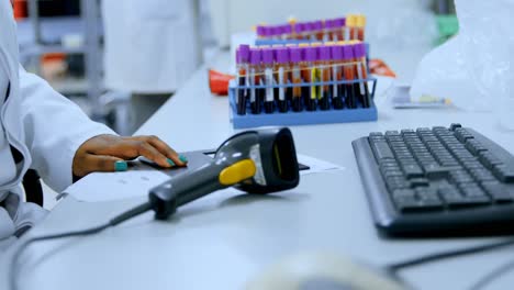 técnico de laboratorio que verifica las facturas 4k