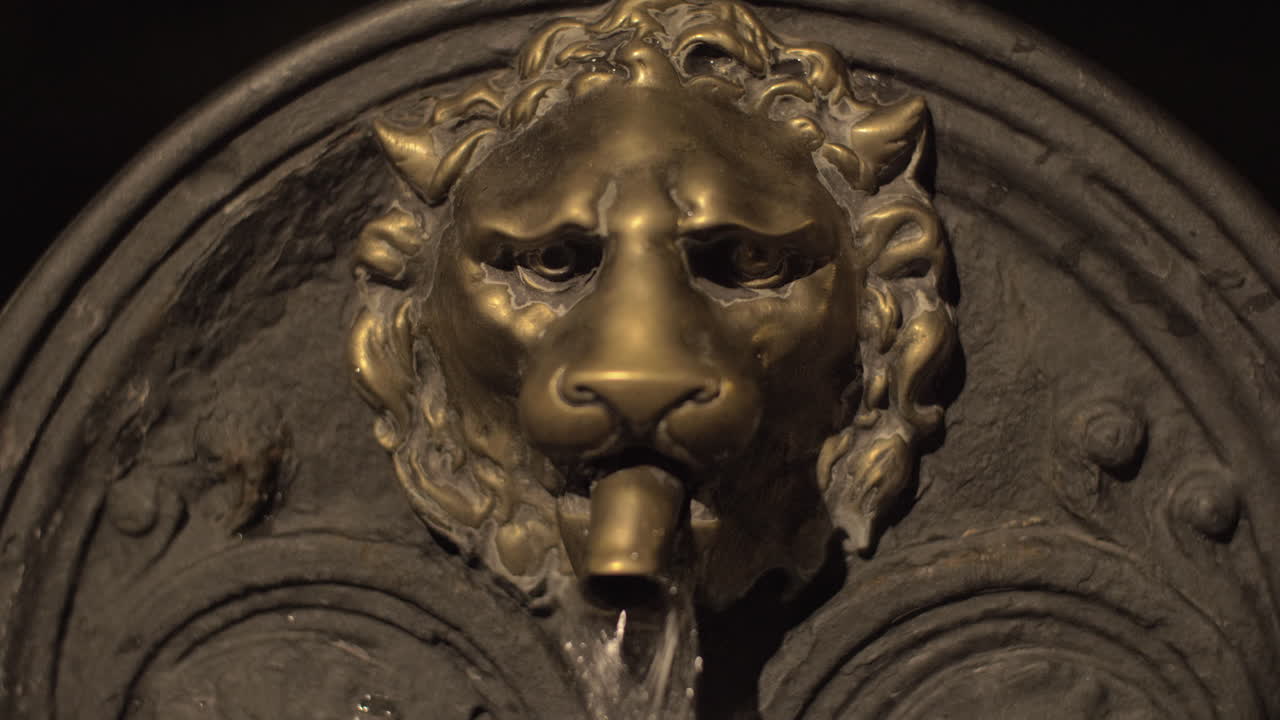 grifo vintage con agua corriente en el exterior