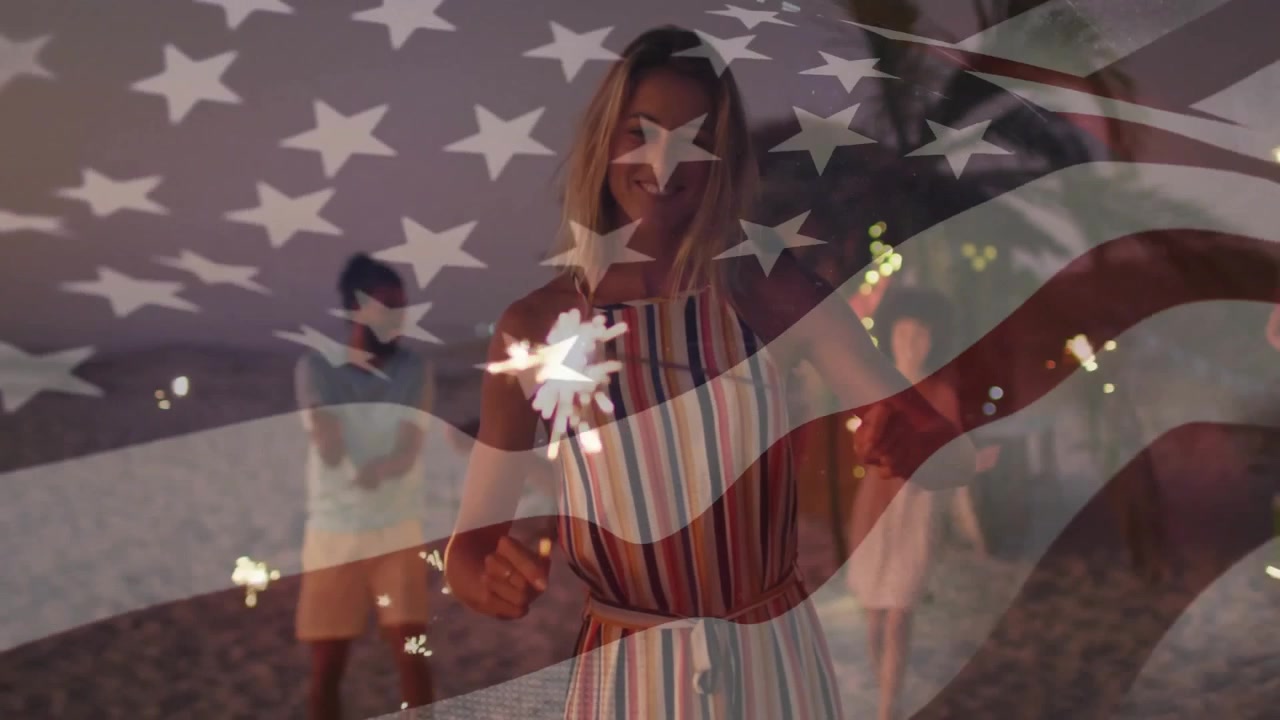 Mujer pisando la playa, un amigo encendiendo una bengala, un grupo agitando bengalas junto a luces de guirnalda en un evento.