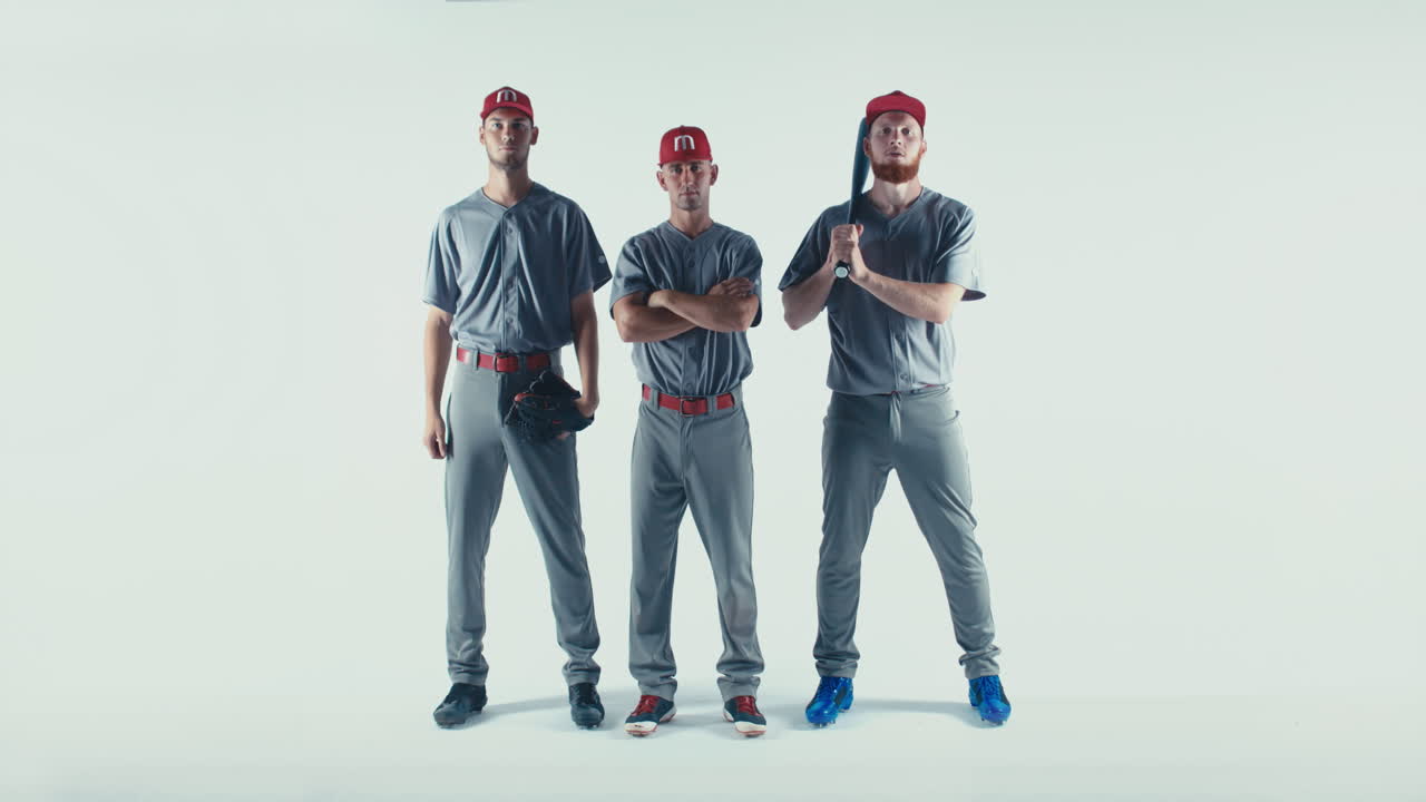 3명의 백인 프로 야구 선수들이 색 배경에 포즈를 취하고 있다.