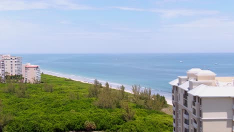 Toma-De-Drones-En-órbita-De-La-Hermosa-Playa-Azul-En-La-Costa-Este-De-Florida