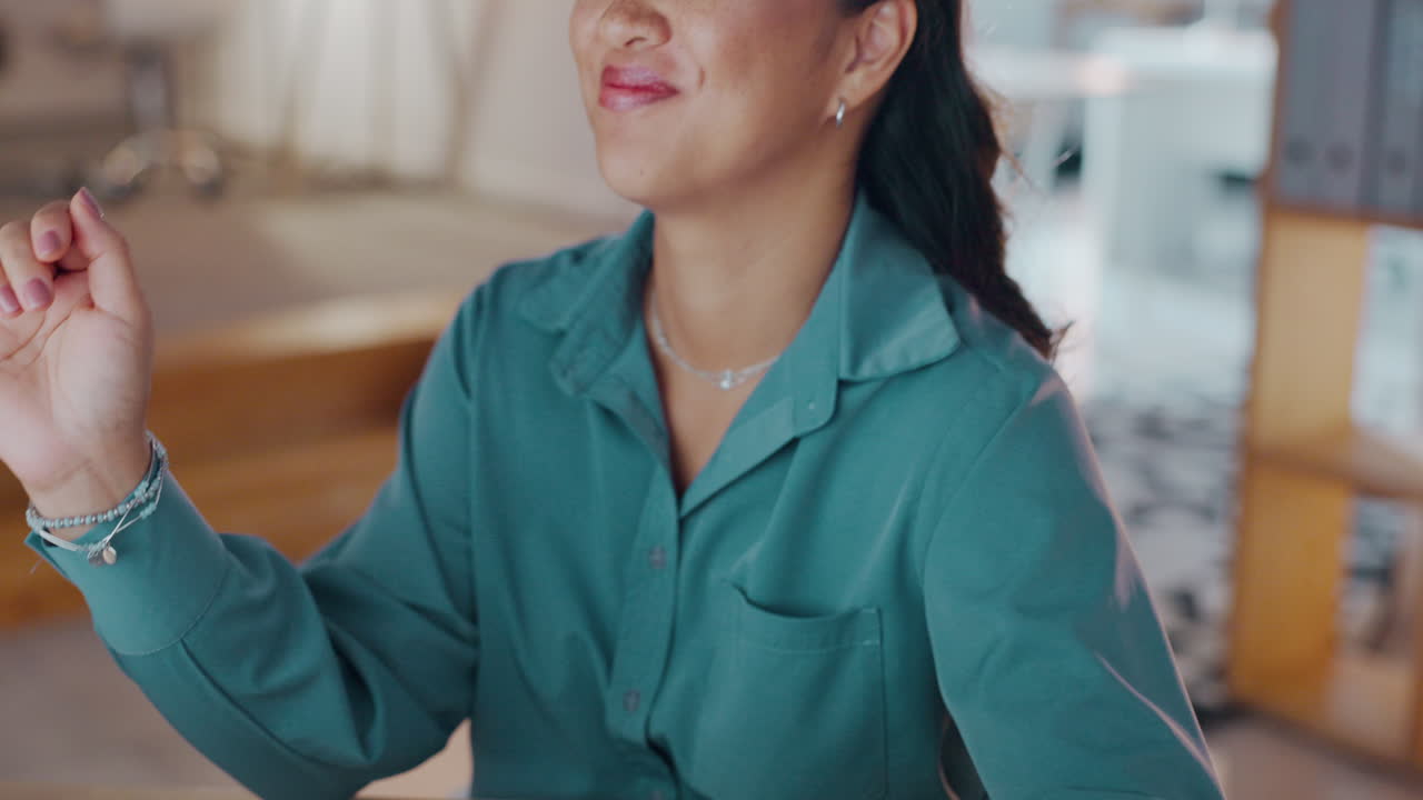 mujer asiática feliz, oficina y noche con crédito