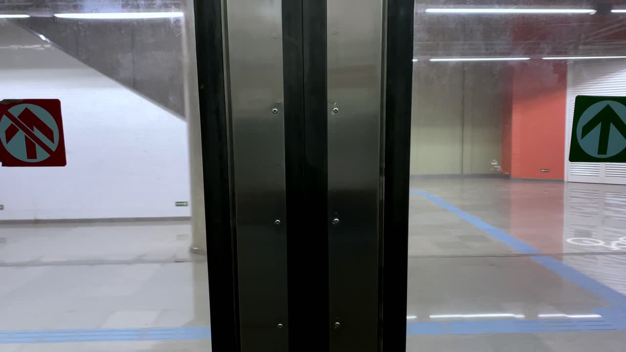 전염병 동안 브라질리아의 빈 기차역에서 지하철 열차 문이 닫힙니다.