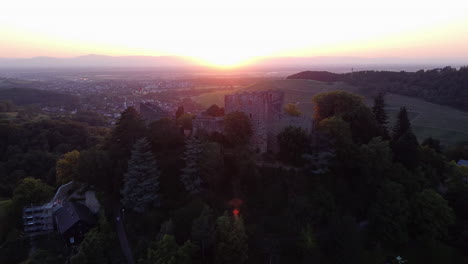 Silhouette-Schloss-Badenweiler-Mit-Blick-Auf-Den-Majestätischen-Sonnenuntergang-In-Badenweiler,-Deutschland