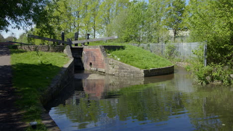 Toma-Panorámica-De-La-Entrada-A-Stret-Lock-En-El-Canal-Chesterfield