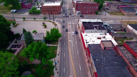 Drohne-Fliegt-Rückwärts-über-Die-Straßen-Der-Innenstadt-Von-Rockford-Und-Verfolgt-Im-Sommer-Den-Ankommenden-Verkehr