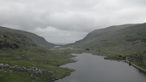 Bewölkter-Himmel-über-Dem-Idyllischen-See-In-Der-Lücke-Des-Dunloe-Valley-In-Der-Grafschaft-Kerry,-Irland