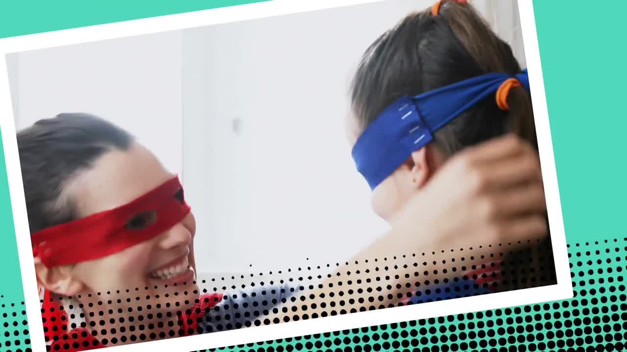 madre arreglando el disfraz de sus hijas