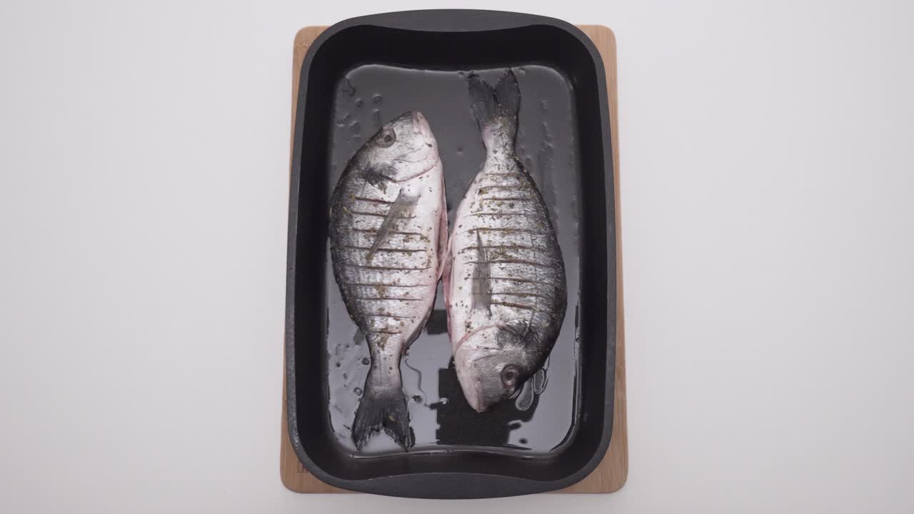 베이킹 팬 에 긴 물고기