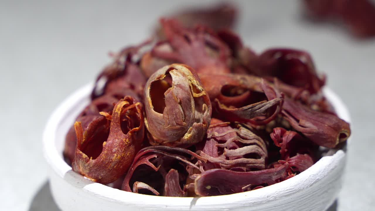 자비트리 (javitri) 는 그 위에 놓인다.