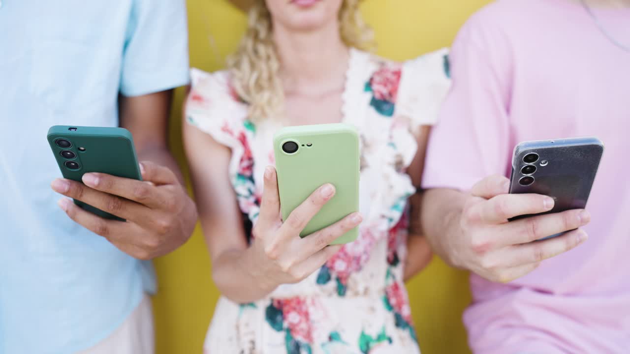Persone che usano smartphone