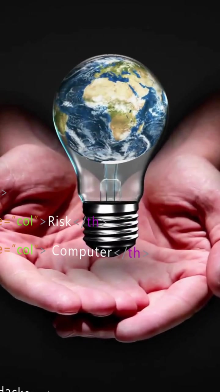 Mano che tiene una lampadina con la Terra, mani su codice HTML e animazione di spyware