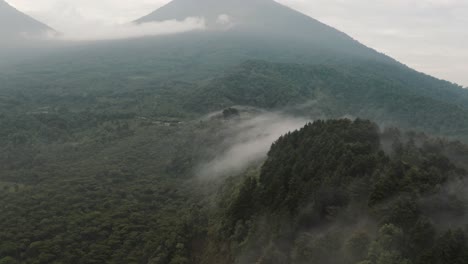 paisaje brumoso con exuberante vegetación en las tierras altas de guatemala - toma aérea de drones