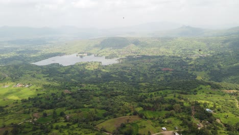 蒂科納堡 (tikona fort) 的歷史性石頭結構 - - 印度普內 (pune) 洛納瓦拉 (lonavala) 附近的一座堡垒