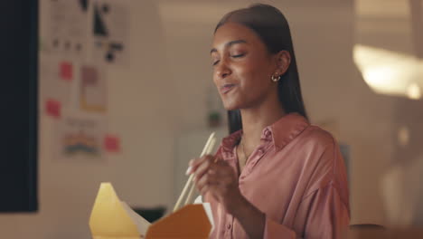 Comida-Rápida-Y-Comer-Con-Una-Mujer-De-Negocios