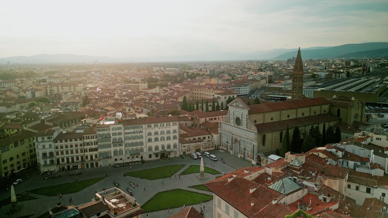 Vista aerea di Piazza Santa Maria Novella a Firenze al tramonto