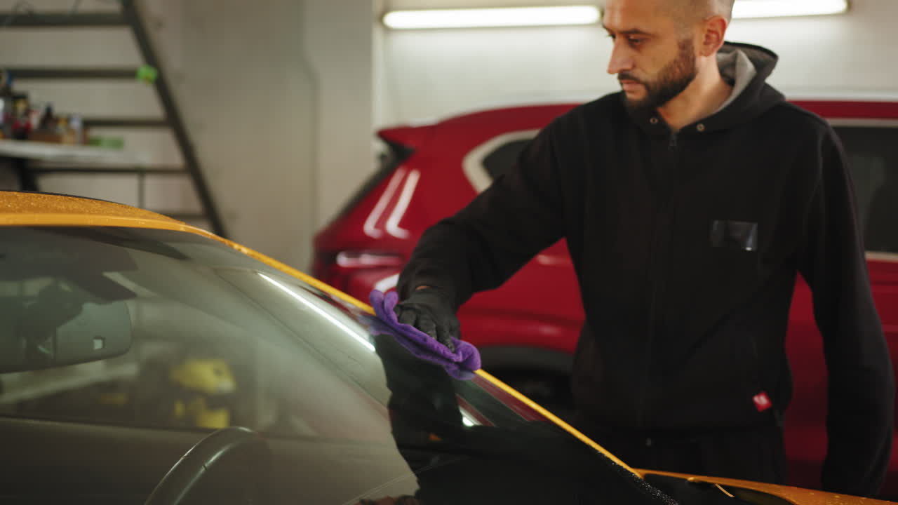 차고에서 자동차 세부 사항