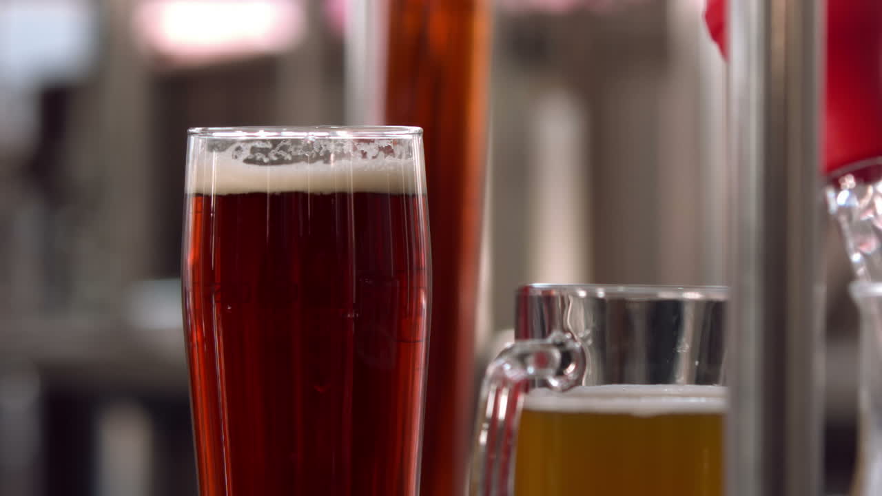 기계 에 놓인 맥주 의 모습