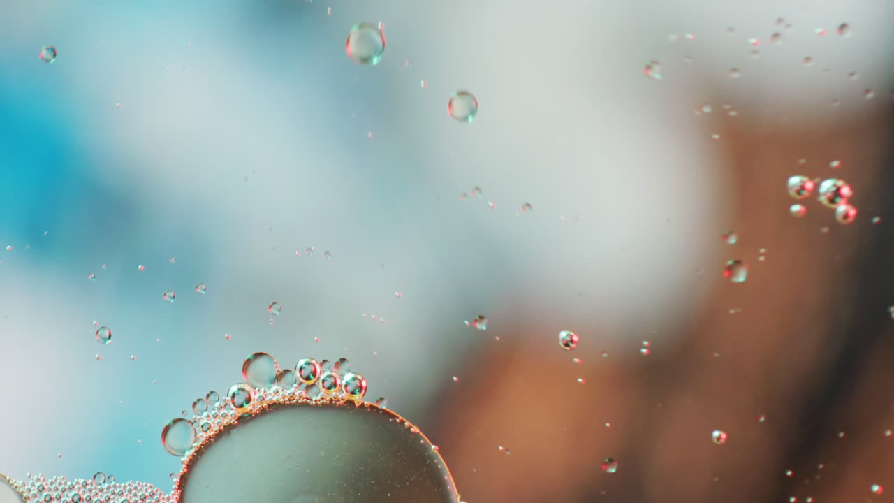 animación de burbujas que se mueven sobre un fondo azul con espacio de copia