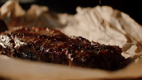 Würzen-Sie-Essfertiges-Steak-Mit-Brauner-Kruste,-Kräuter-Fallen-In-Zeitlupe