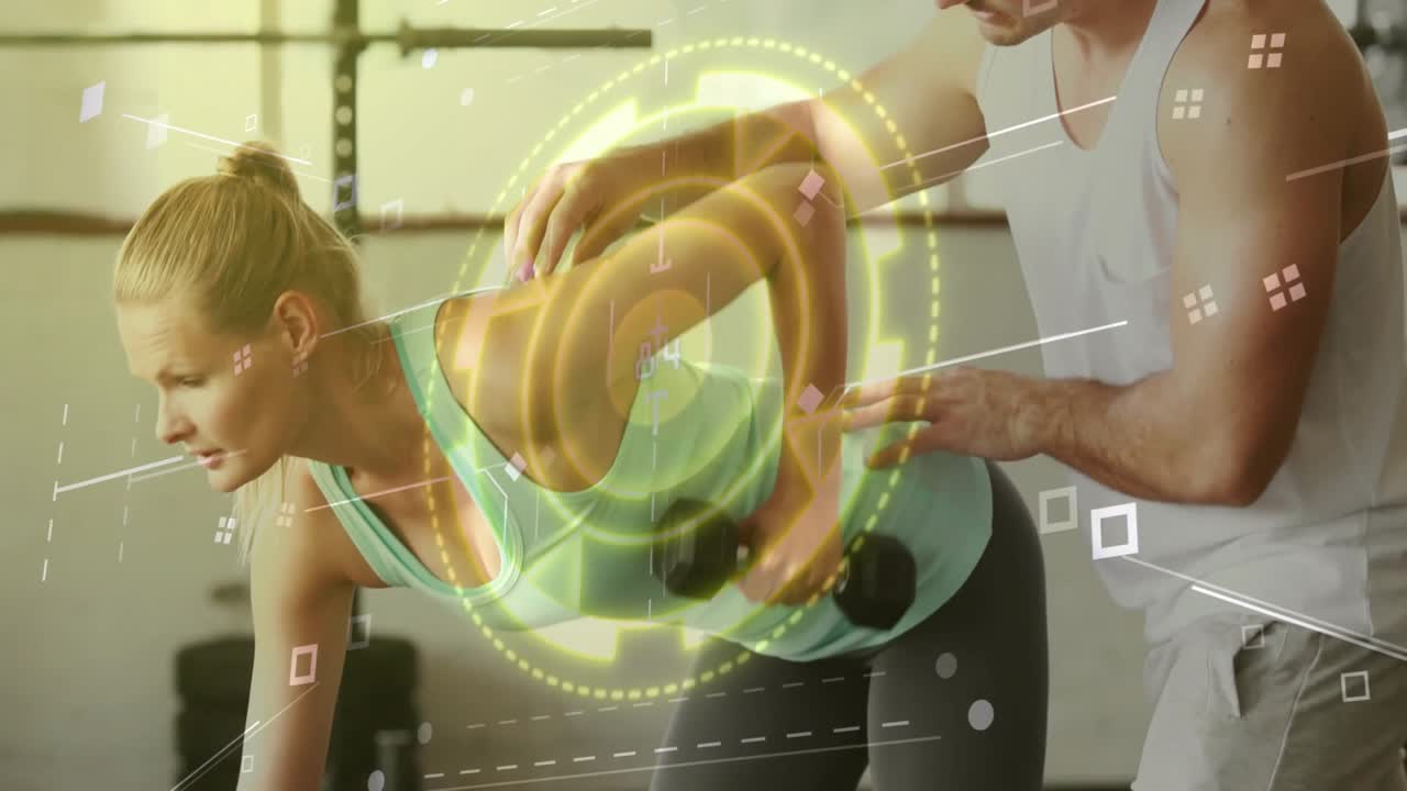 Cliente che inizia l'esercizio del rematore con manubrio in palestra, personal trainer che guida la postura corretta mentre le sovrapposizioni analizzano i muscoli