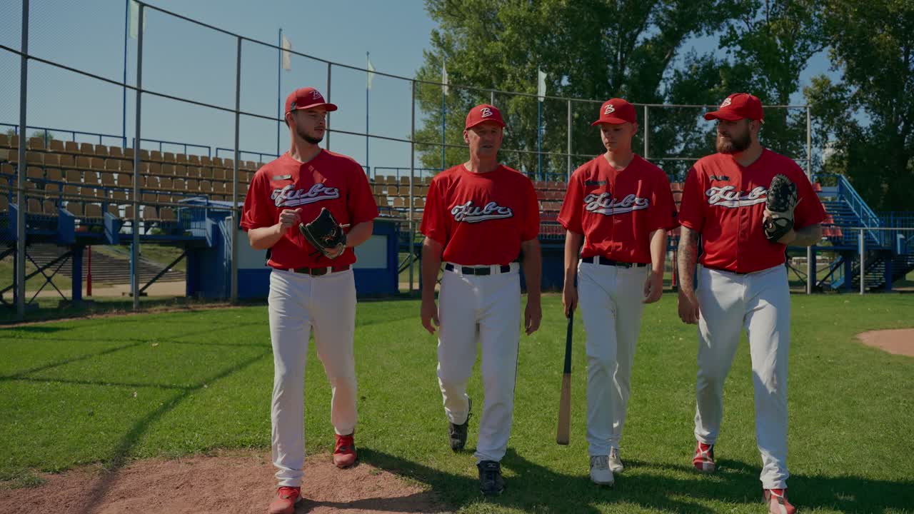 Un gruppo di giocatori di baseball su un campo