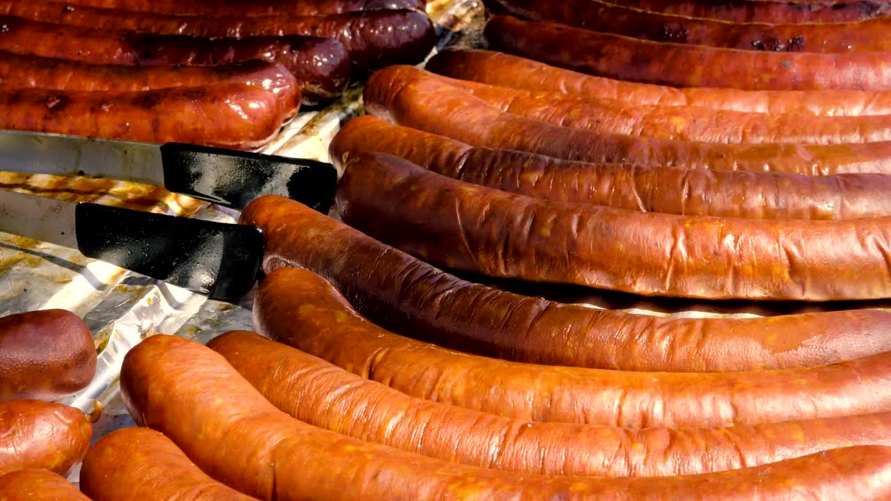 salchichas asadas, salchichas a la parrilla en el fuego