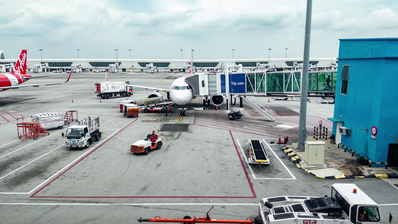 공항 게이트 에 있는 비행기