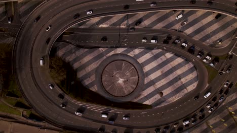 vista aérea de arriba hacia abajo de la intersección de la rotonda de tránsito de arnhem en el paisaje holandés