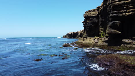 Sunset-cliffs-and-Pacific-ocean-in-San-Diego,-ascend-drone-view