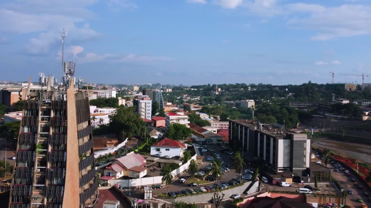 vista aérea ascendente sobre a paisagem urbana na costa de lac central, na ensolarada yaounde, camarões
