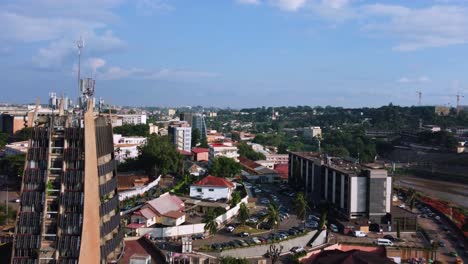 vista aérea ascendente sobre el paisaje urbano en la costa de lac central, en el soleado yaundé, camerún