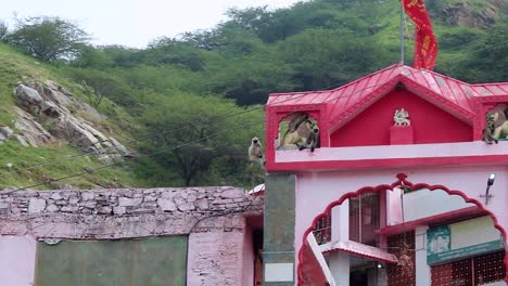 Hindu-Göttin-Shri-Chamunda-Mata-Alter-Tempel-Aus-Einem-Anderen-Blickwinkel-Am-Tag.-Das-Video-Wurde-Am-19.-August-2023-Im-Shaktipeeth-Shri-Chamunda-Mata-Tempel-In-Ajmer,-Rajasthan,-Indien,-Aufgenommen