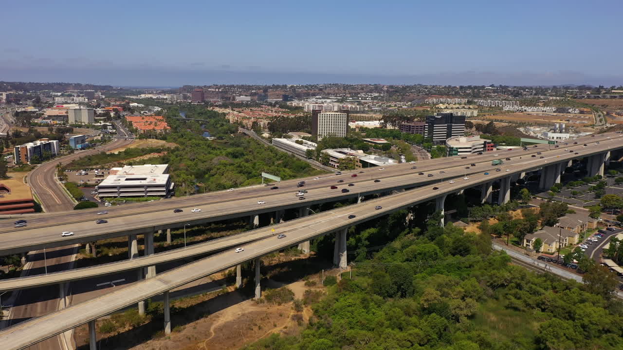 큰 캘리포니아 도시의 고속도로 다리 횡단 계곡