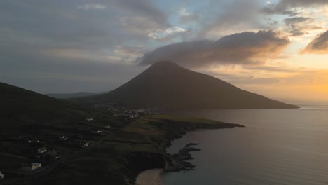 Imágenes-Cinematográficas-Impresionantes-De-Drones-Al-Atardecer-De-Golden-Strand-4k---Co