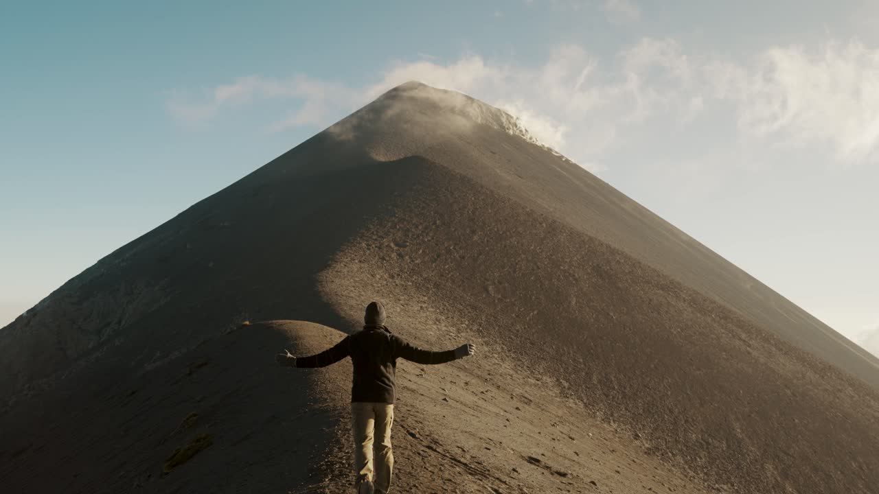 paisaje panorámico de un excursionista que corre hacia la cresta del volcán fuego durante el día en guatemala