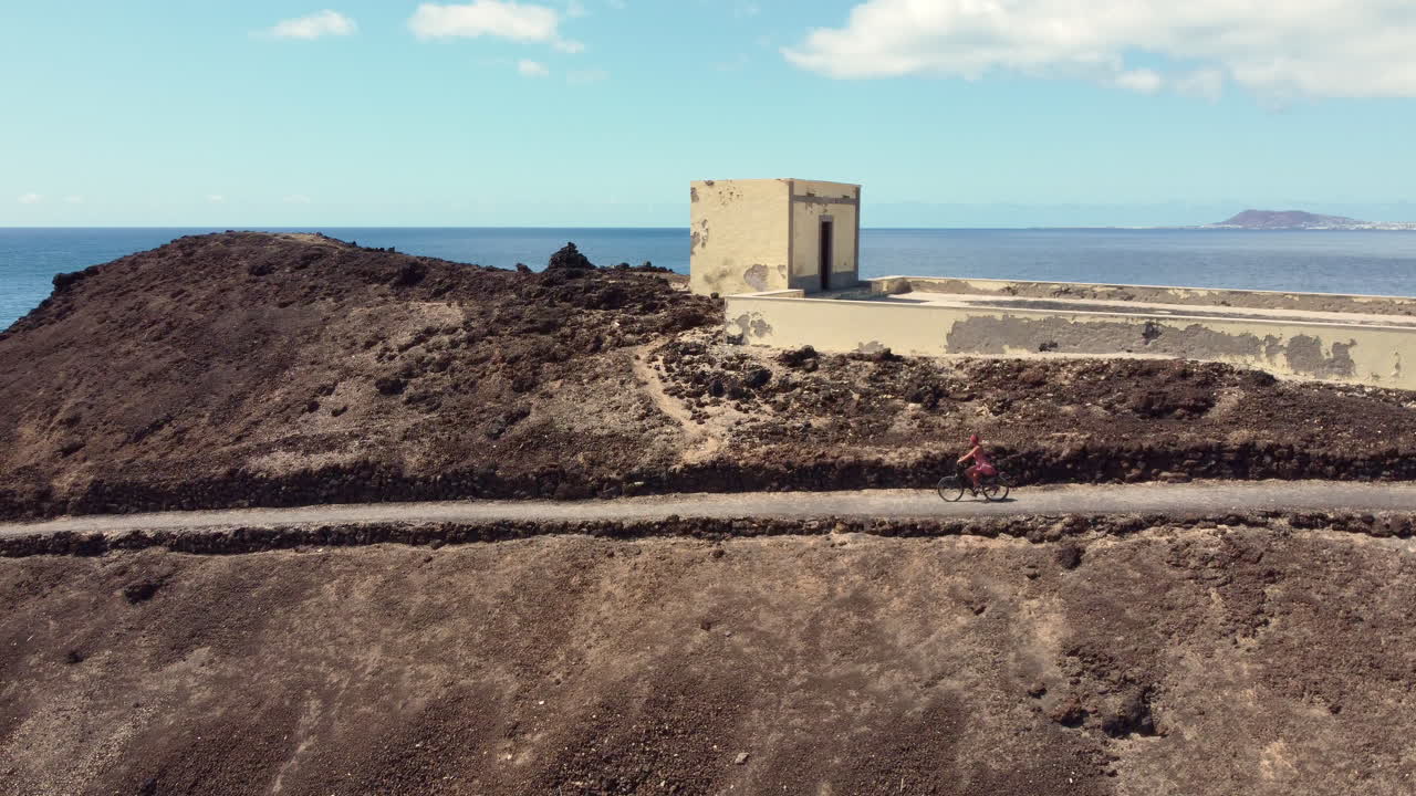 로보스 섬 의  ⁇ 은 도로 에서 경치 좋은 자전거 타기를 즐기는 여자