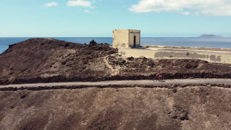 mujer disfrutando de un paseo en bicicleta panorámico en los sinuosos caminos de la isla de lobos