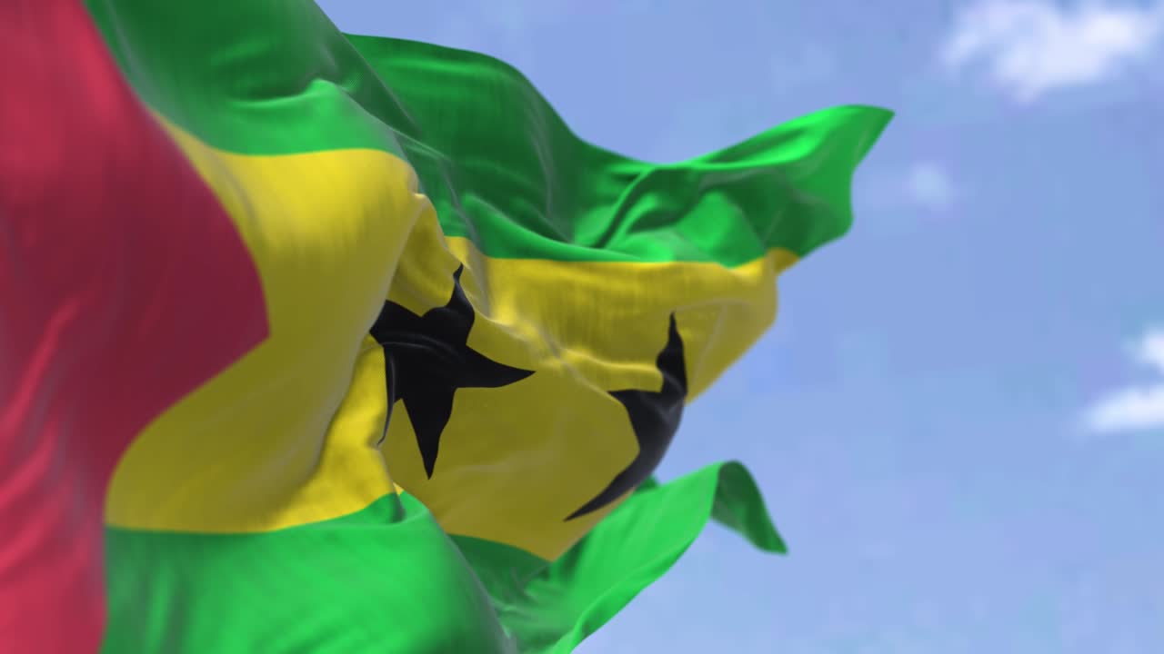Dettaglio della bandiera nazionale di São Tomé e Príncipe che sventola al vento in una giornata limpida