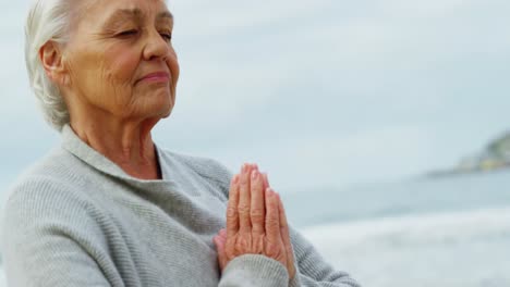 Mujer-Mayor,-Meditar,-En,-Playa