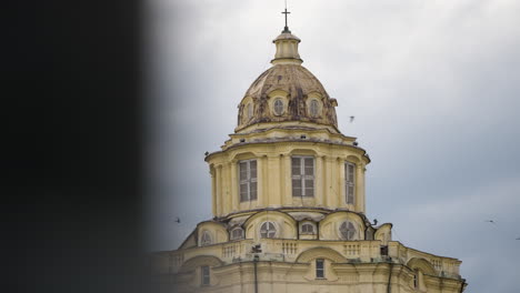 primer plano a cámara lenta de la basílica de superga en turín, italia