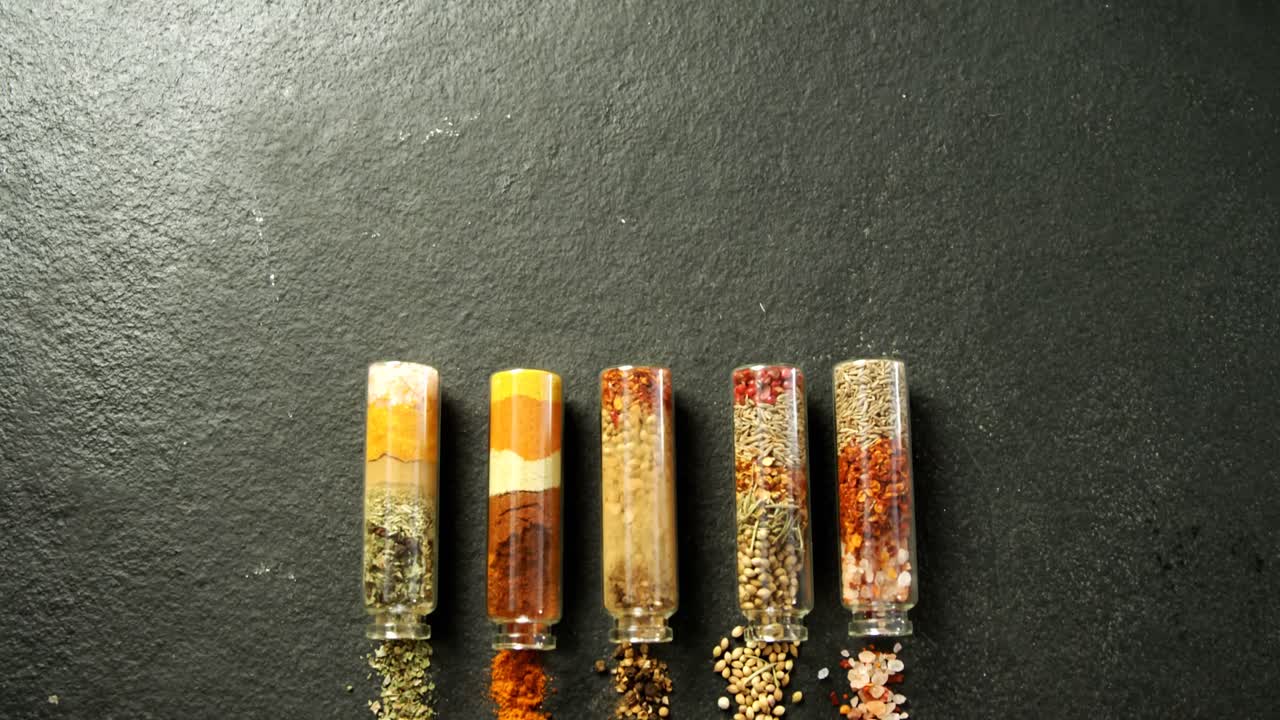 varias especias derramadas de la jarra 4k