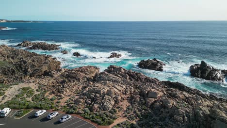 Blick-Auf-Die-Felsen-Des-Yallingup-Kanals-Mit-Parkplatz,-Australien