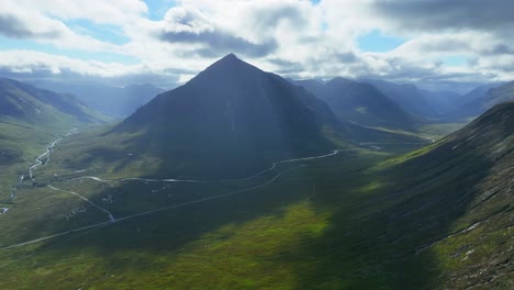 글렌 코 (glen coe) 의 공중 풍경, 스코틀랜드 고원 의 경치 좋은 계곡, 울창 한 초록 언덕 - 위 에서 볼 수 있는 스코틀랜드 의 파노라마, 그레이트 브리튼, 유럽