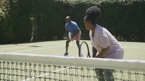 Feliz-Pareja-Afroamericana-Mayor-Jugando-Tenis-En-La-Cancha-De-Tenis-En-Cámara-Lenta